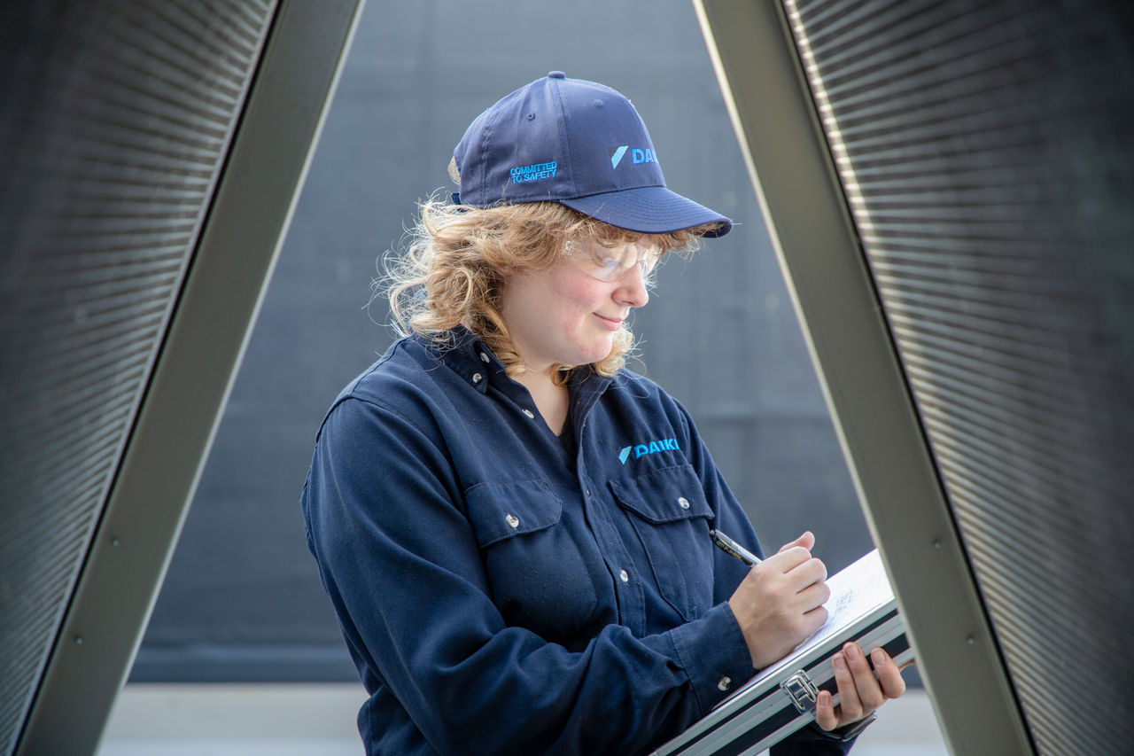 Γυναίκα βελτιώνει την απόδοσή της στην Daikin Service Academy
