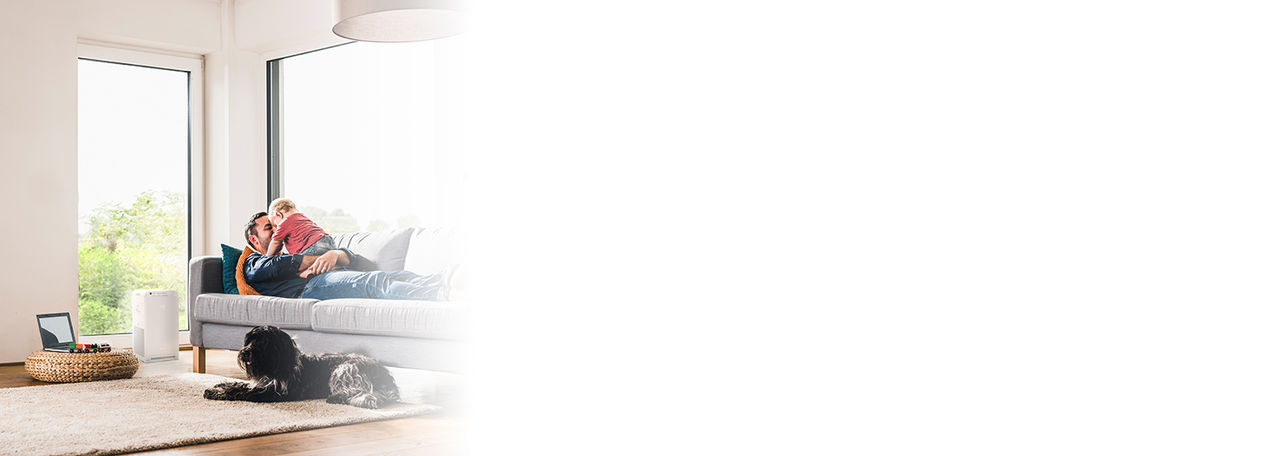 Πατέρας και παιδί στον καναπέ